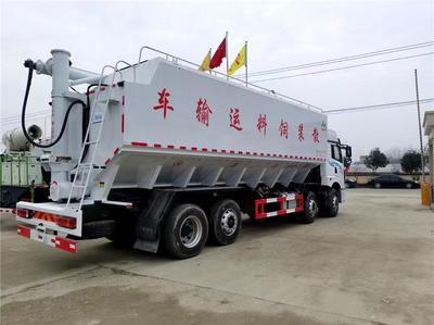 解放四軸飼料車 鋁合金罐體20噸不超載，高效運(yùn)輸新選擇