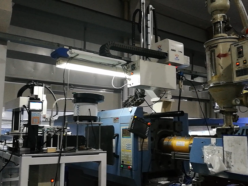 三軸機械手充電器插片自動化埋入方案