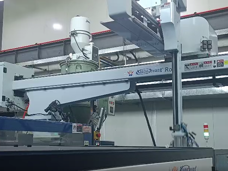 扇葉馬達殼自動化埋入＋裝盤（建準）